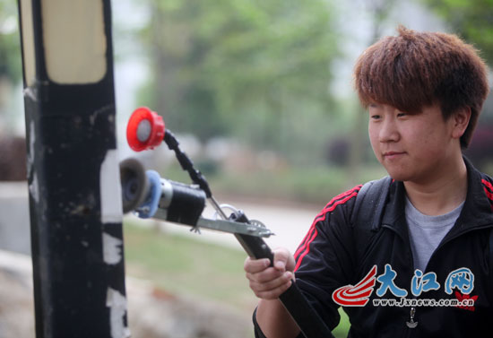 江西一学生发明小广告清除机 效果显著不费力