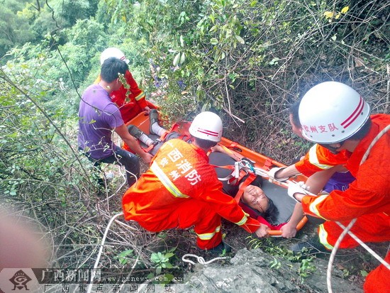 老人登山遇险 灵山消防紧急营救