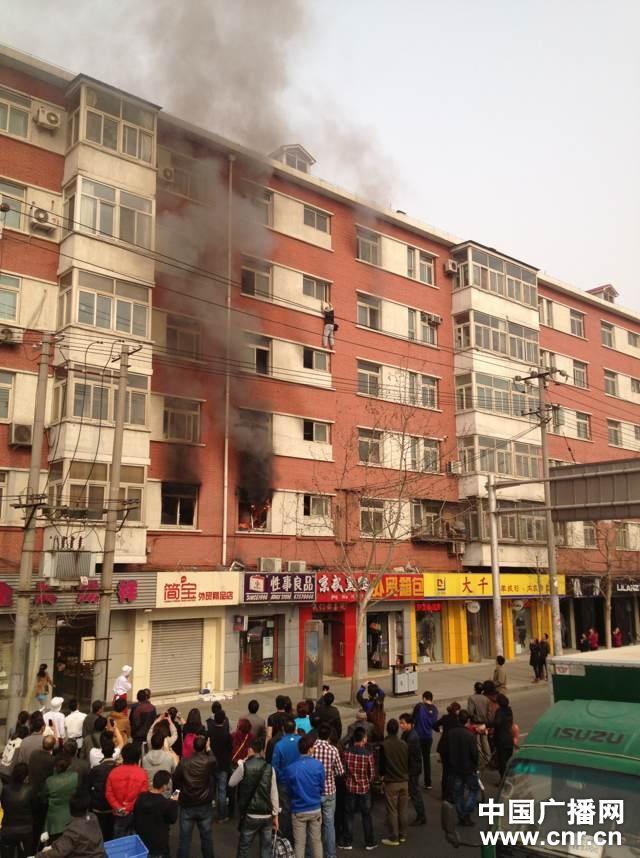 北京岳各庄桥附近居民楼发生火灾 居民跳窗逃