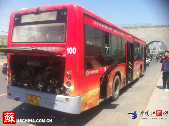 南京100路公交发生自燃被及时扑灭 疑为电路短路所致