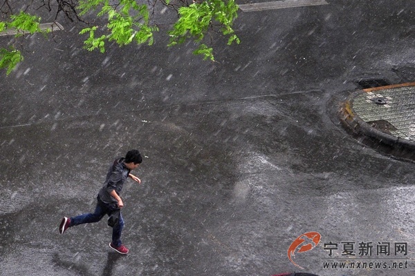 银川出现短时强对流天气