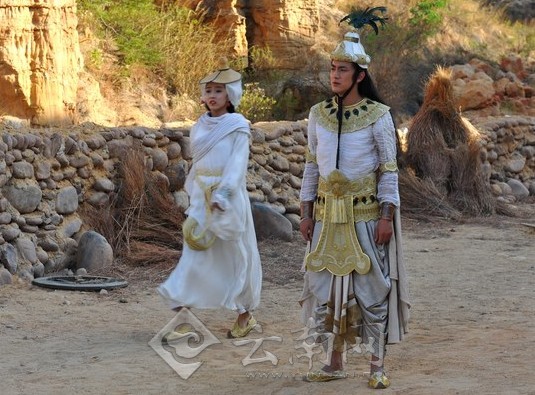 《舞乐<em>传奇</em>》在楚雄土林开机 粉丝遗憾林更新