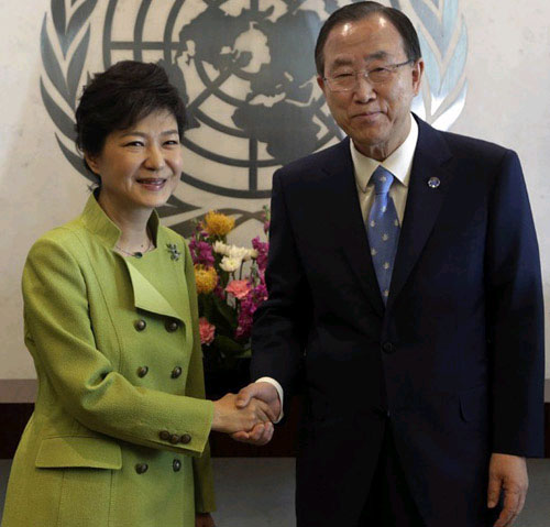 韩美/韩国总统朴槿惠与联合国秘书长潘基文握手照。（资料图）