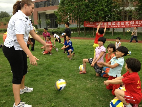 美国前国家女子排球队队员访问中国 为成都SO