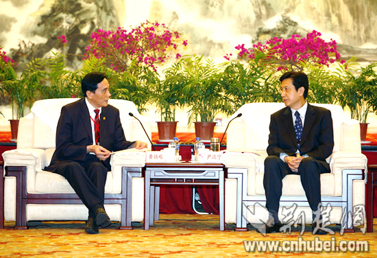 尹汉宁会见香港新闻界高层访问团 现场答记者