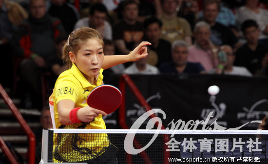高清:李晓霞战胜刘诗雯获得巴黎世乒赛女单冠
