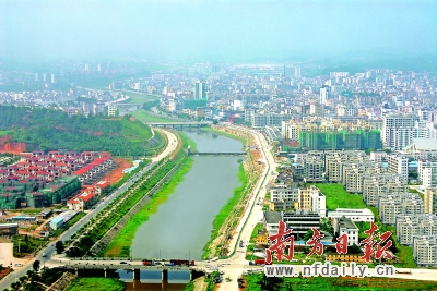 新兴县城鸟瞰图,矗立在新兴江两岸的高楼大厦.图片