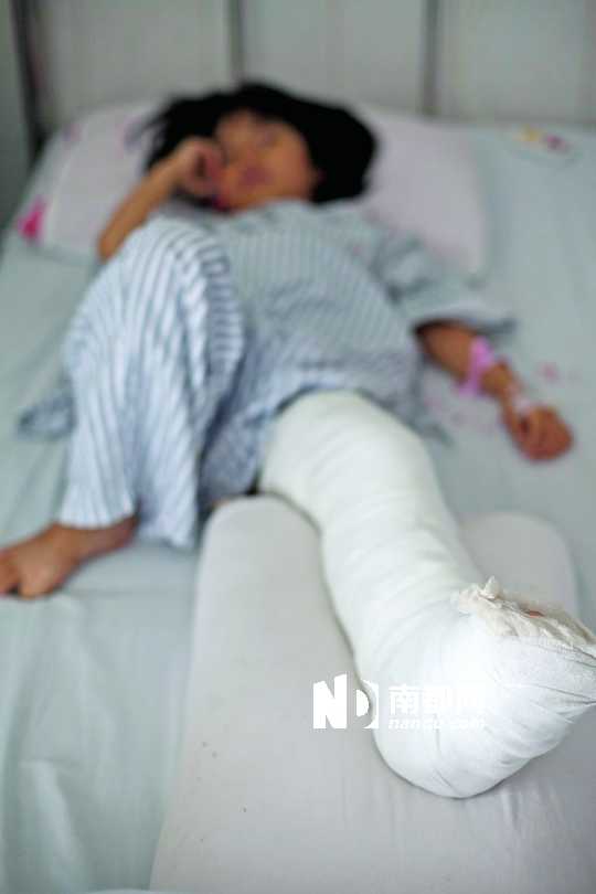7岁女孩被撞骨折大哭10分钟无人问 肇事者逃逸