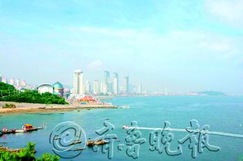 　　從東炮臺放眼望去,濱海廣場景區的藍天碧水形成了海天一線的美景。　記者　趙金陽　攝