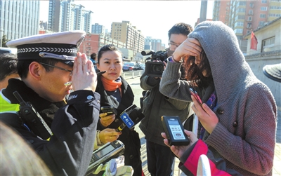 4月11日，一名闯红灯的女子接受交警教育。  （资料图片）京华时报记者蒲东峰摄