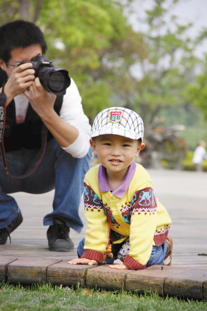 摄影师给家长讲解为宝宝拍照技巧:不断肯定孩
