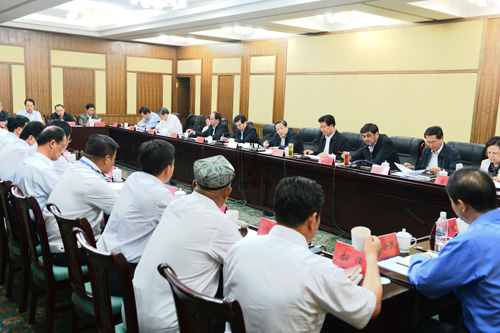 　　5月25日，俞正声在喀什地区基层基础工作座谈会上，与基层干部交流。