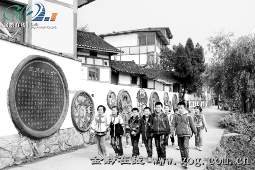 华西村人均收入_楼德镇人均纯收入(2)