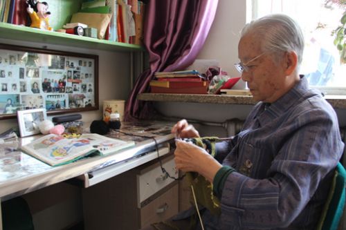 八旬老人龚维君:8年为孤残儿童织毛衣400余件
