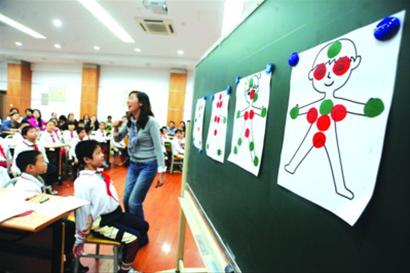 对<em>侵犯未成年人</em>犯罪坚持最低限度容忍,一小学