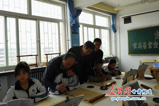 甘肃省书画研究院向兰州市盲聋哑学校赠送书画