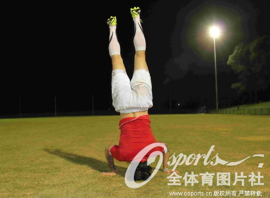 高清:恒大备战亚冠 张琳芃玩倒立展示身体素质