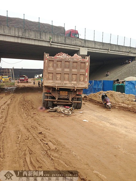 血的教训:远离泥头车! 三个小孩被压车底1死2伤