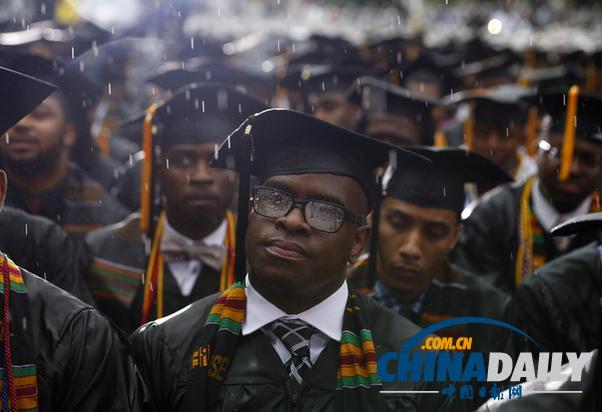 奥巴马呼吁黑人毕业生帮助弱势群体 避免入狱