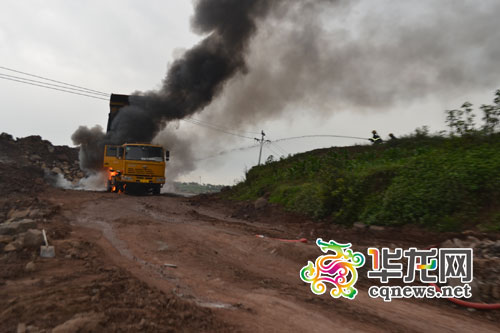 货车边前进边卸渣 翻斗撞上10千伏高压电线起
