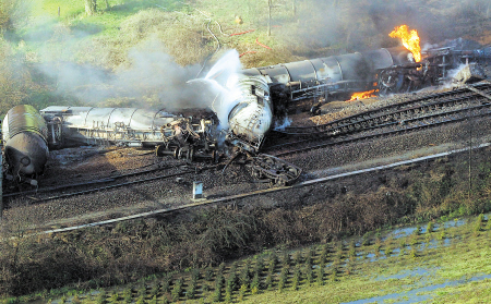 比利时货运列车出轨引发爆炸