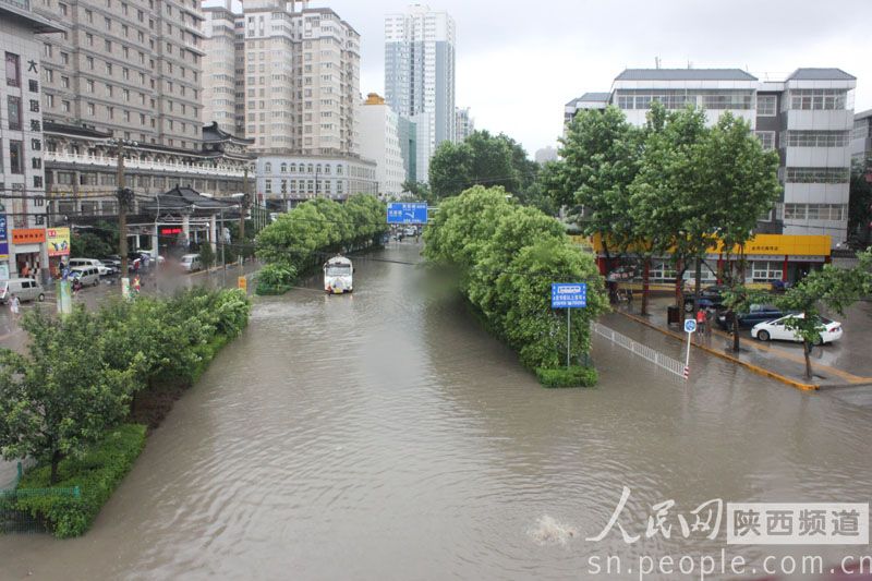 强降雨致西安多处路段积水 市民笑言:西安可以
