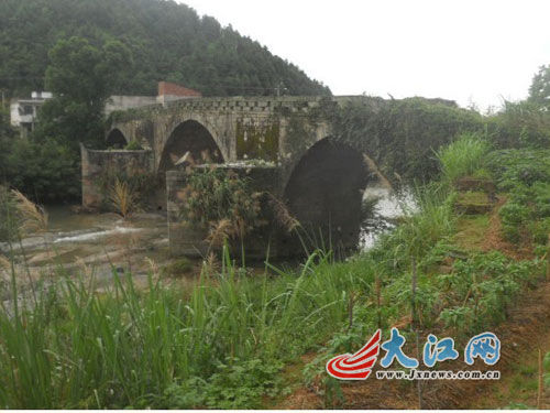 贵溪文坊镇百年拱桥不堪重负成危桥?镇政府称