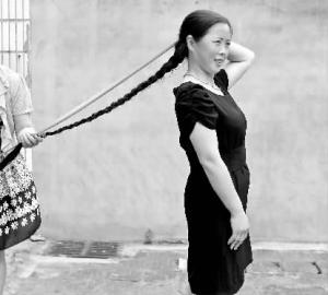 她想<em>卖</em>了长了11年<em>的头发</em>你猜猜有<em>多长</em>_资讯频