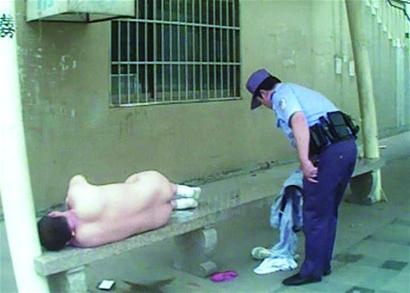 小区惊现裸男<em>一丝不挂</em> 酒后失忆石凳当床(图)_