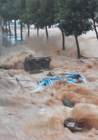 特大暴雨拉响四川遂宁红色警报 深积水达1米