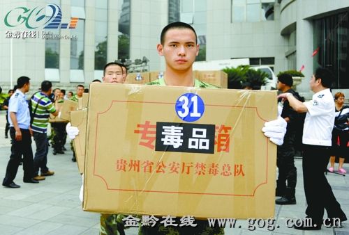 滚动正文>车间在贵州铝厂炼钢炉圆柱内,637.绘制新闻切割体三视图ppt图片