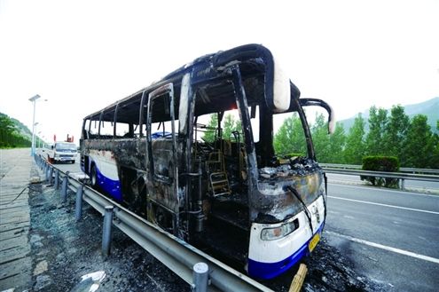 高速路上大客突自燃