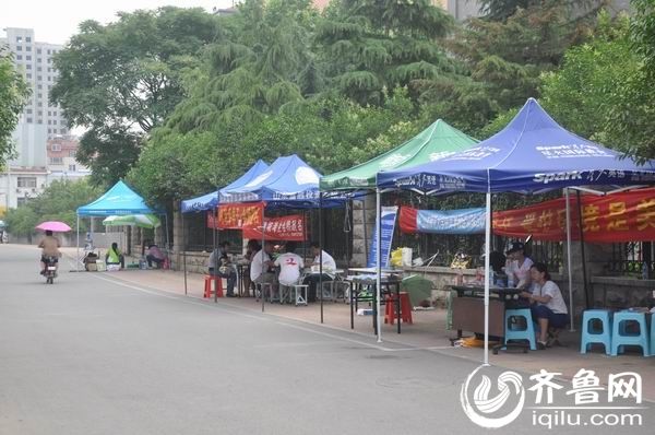 2013山东高考侧记:考场外的生意经(图)