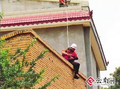 就为要回彩礼钱昆明亲家母爬上视频闹自杀_裸J墙头图片