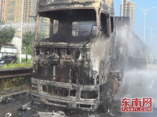 福州仓山:运煤车途中起火爆炸 30吨煤炭险被烧
