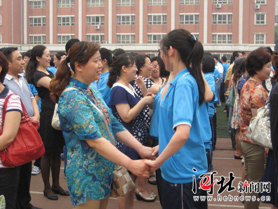 石家庄市一中举行高三毕业典礼 千名学子感恩