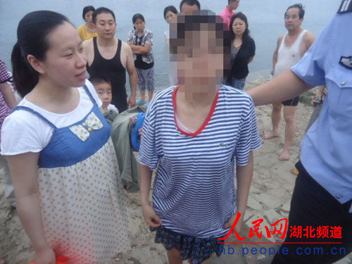 21岁抑郁少女和家人吵架跳河轻生恰遇游泳民