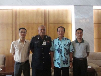 驻斐济大使黄勇会见斐济警察总监奈瓦卢拉及来