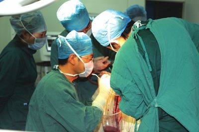 兰州:楼顶骑摩托兄妹俩坠楼续 妹妹遗愿捐献器