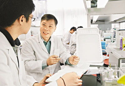 香港老师称旺季狂写推荐信 有学生冒名造假_