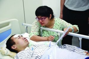 大学生患肿瘤坚持考试 插呼吸机靠点头摇头作答