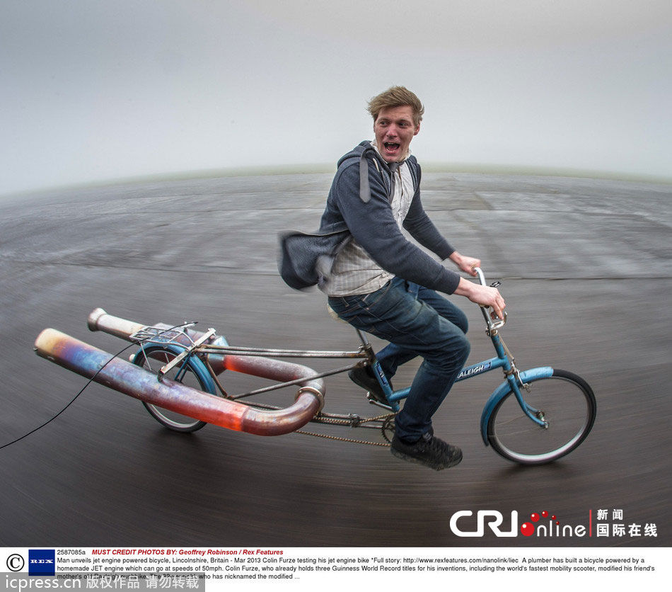 太疯狂!英男子自制喷气式火箭自行车(高清组图