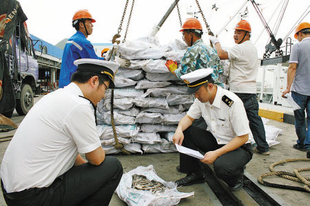 东海休渔期远洋渔货 陆续进入宁波水产品市场