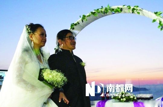 刘欢与妻子卢璐希腊庆银婚