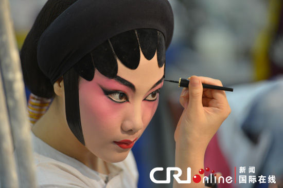 粤剧妆容糅合了话剧,京剧和电影化妆手法