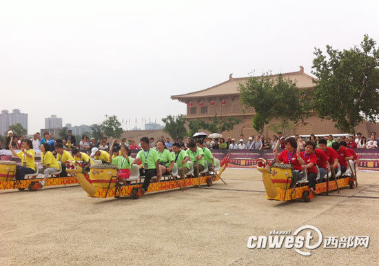 粽飘香贺端阳 旱地龙舟赛亮相大明宫遗址公园