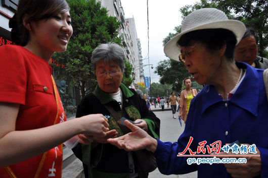 兰州:铁老大放下身段 列车员走出车厢找市场