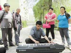 残疾男子弹电子琴让邻居分享他的快乐