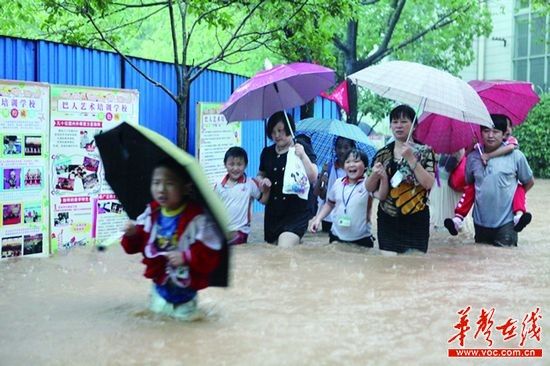 常德澧县暴雨突袭 百余人转移150余间农房受损