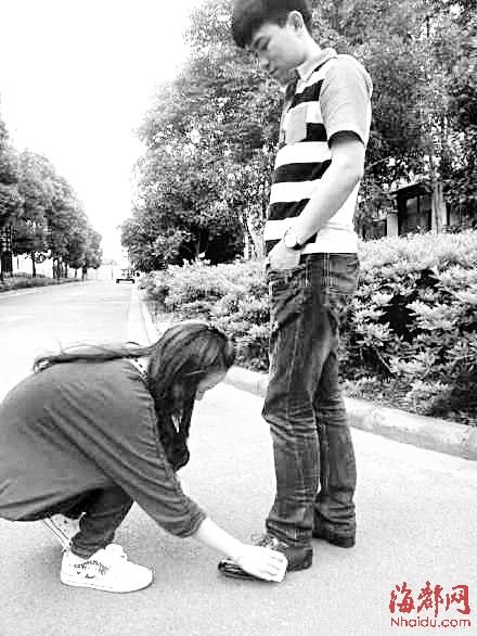 男生帮妹纸买卫生巾 <em>女生</em>为陌生男子<em>擦鞋</em>_资讯